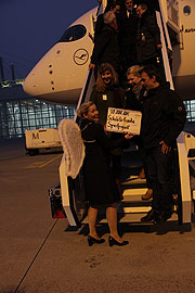Spendenscheck nach der erste Landung auf dem Münchner Heimatflughafen des Lufthansa Airbus A350-900 XWB  D-AIXA  am 21.12.2016 (©Foto: Marikka-Laila Maisel)